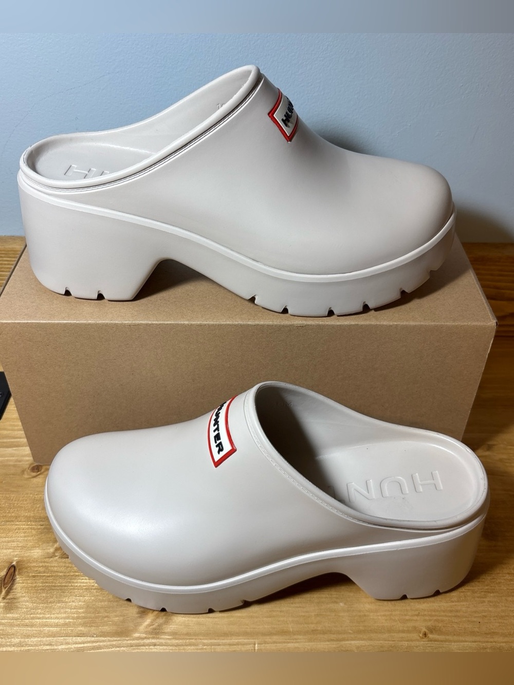 Hunter Womens Size 10 M Beige Rubber Slip-On Clog Mules Round Toe Logo